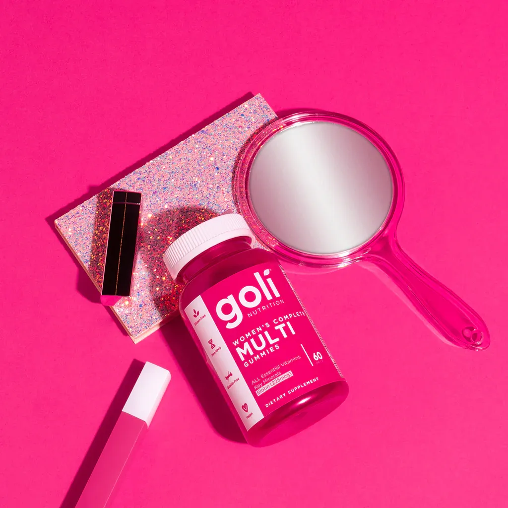production_2Flistings_2FGOLWOMMULT60GUM_2Fgoli-women-complete-multi-60-gummies-sfeerfoto-makeup-spiegeltje_x1920_crop_center.jpg.webp